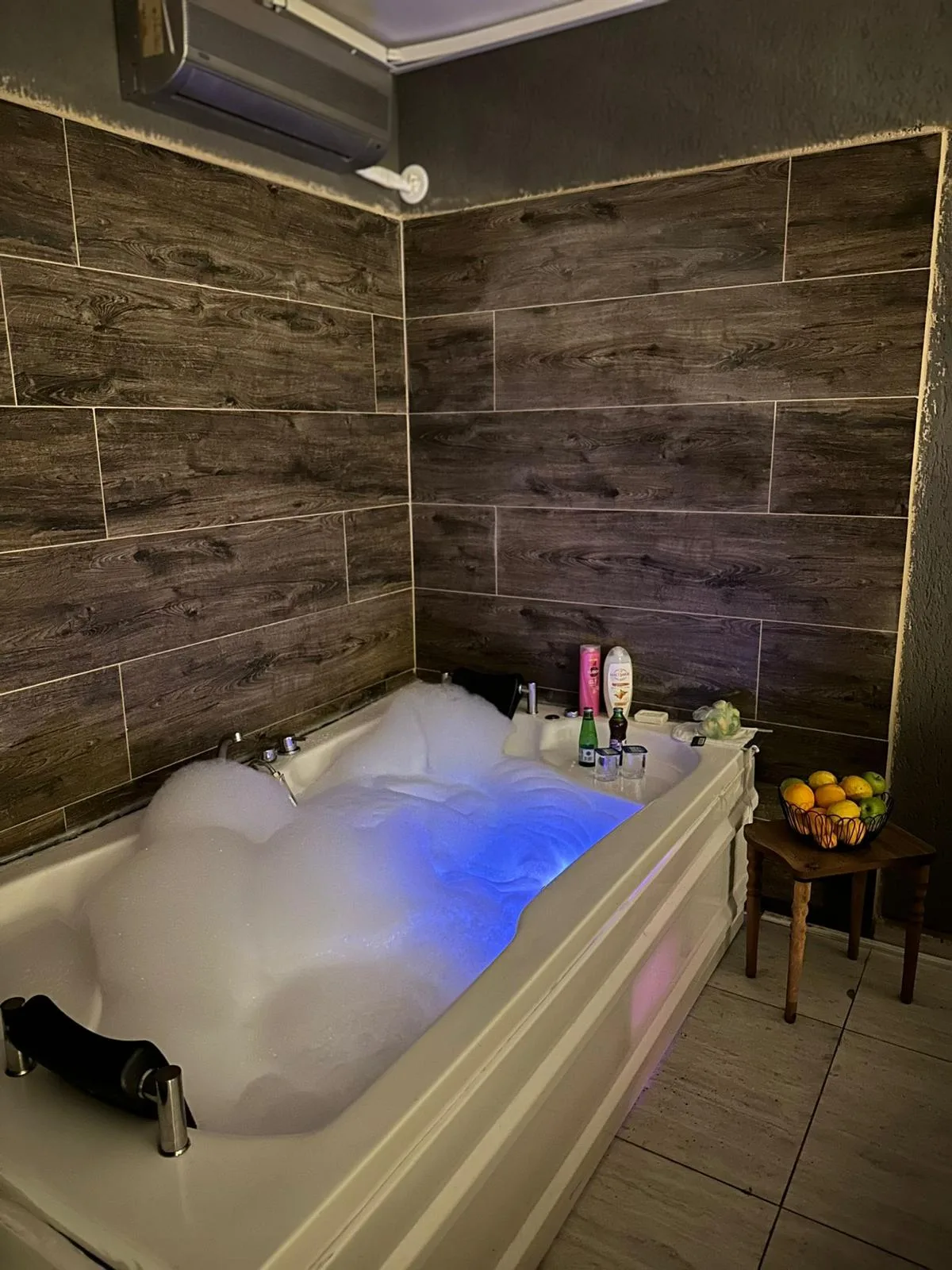 Spa Sparadise özel odasında köpüklü jakuzi