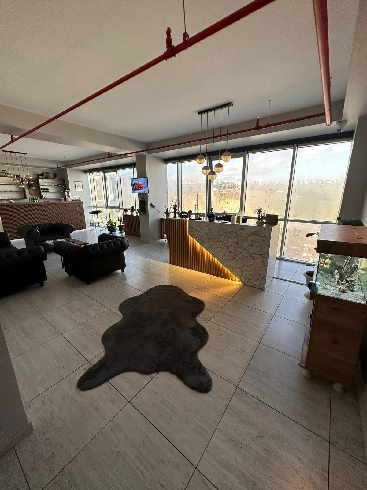 Spa Sparadise resepsiyon bankosu ve gün ışığı alan bekleme salonu
