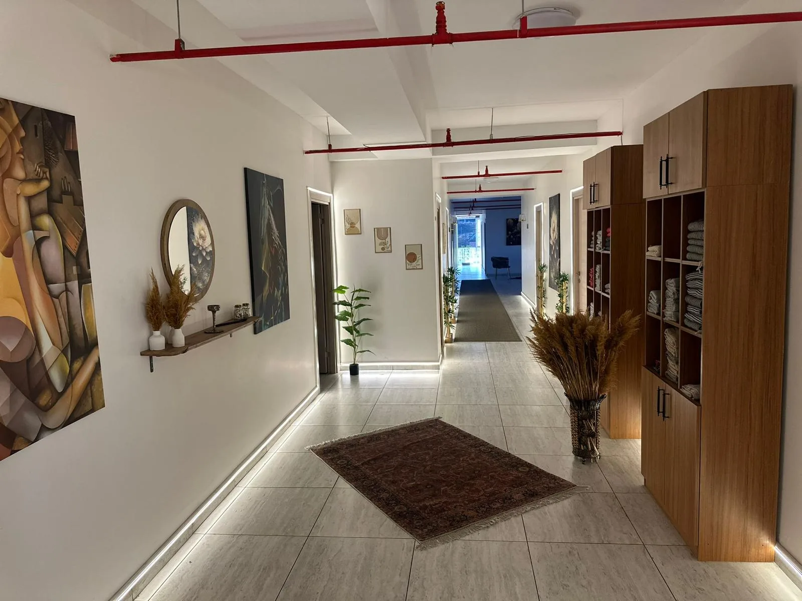 Spa Sparadise odalarına açılan koridor ve havlu dolapları